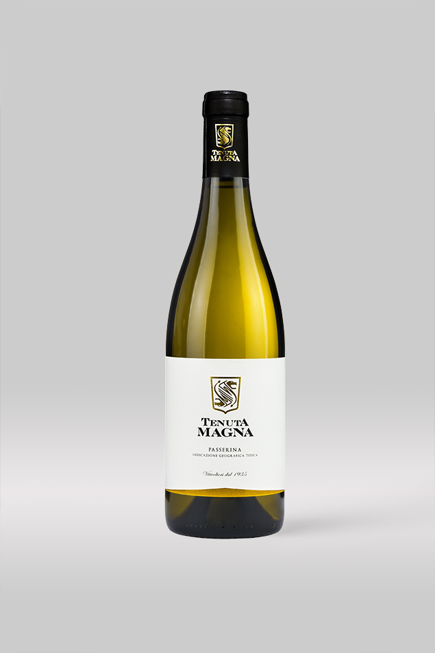 Bottiglia borgognotta di vino Passerina IGT Linea Tenuta Magna