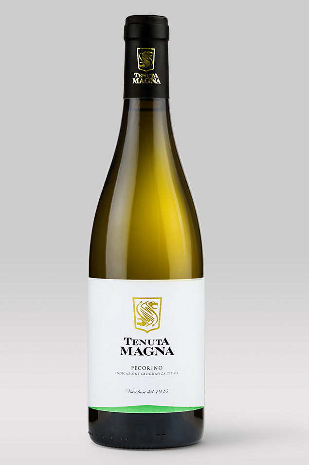 Bottiglia borgognotta di vino Pecorino IGT Linea Tenuta Magna